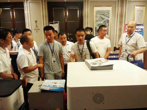 直讀光譜儀產(chǎn)品一出場就吸引了眾多鑄造行業(yè)專家的目光。