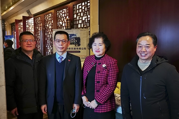 中國(guó)鑄造協(xié)會(huì)秘書(shū)長(zhǎng)張志勇，天津鑄鍛行業(yè)協(xié)會(huì)秘書(shū)長(zhǎng)王繼英蒞臨創(chuàng)想儀器展位前參觀指導(dǎo)