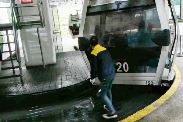 索道的美景蒙上白霧，工作人員不斷清理