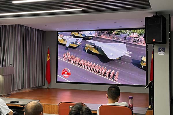 9.3創(chuàng)想儀器組織觀看閱兵